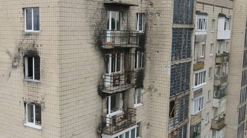 У Бучі відновлюють багатоповерхівку, пошкоджену внаслідок російського вторгнення (ФОТО)