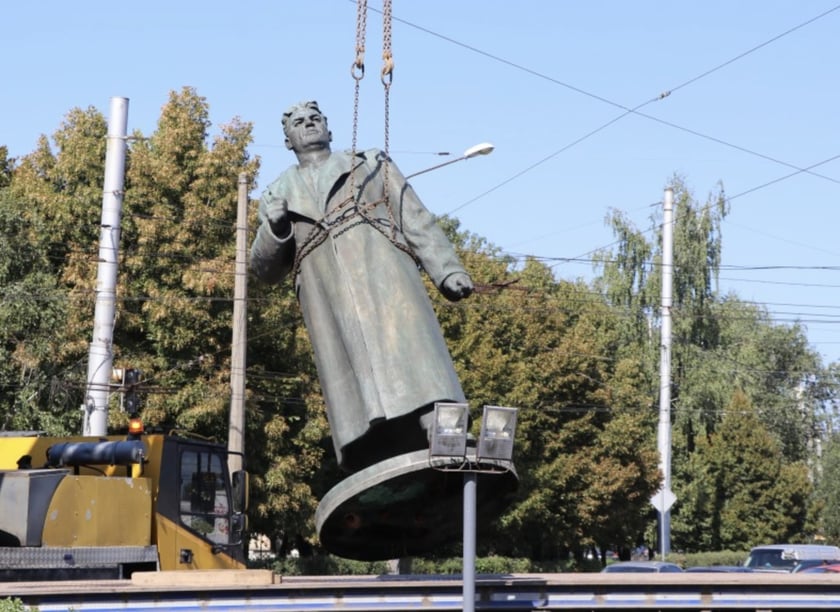 У Полтаві демонтували пам’ятник радянському генералу Зигіну (ФОТО)