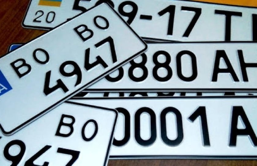 Кабмін дозволив отримувати водійські права та номери для автомобілів поштою