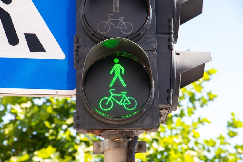 На перехрестях Києва впроваджують суміжні світлофори для пішоходів і велосипедистів