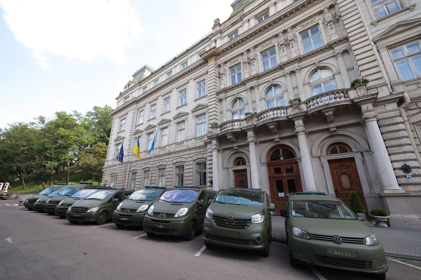 Зі Львівщини на передову відправили 10 машин швидкої допомоги (ФОТО) 