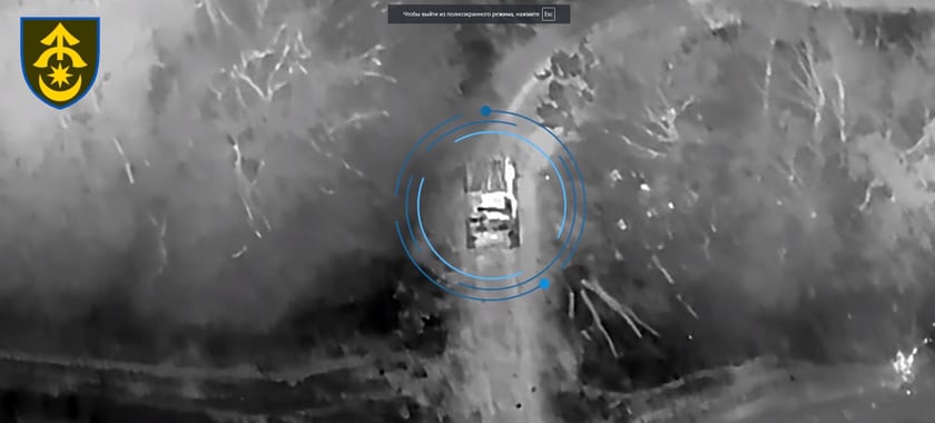 Артилерія ЗСУ знищила ворожу вантажівку під час нічного перевезення (ВІДЕО)