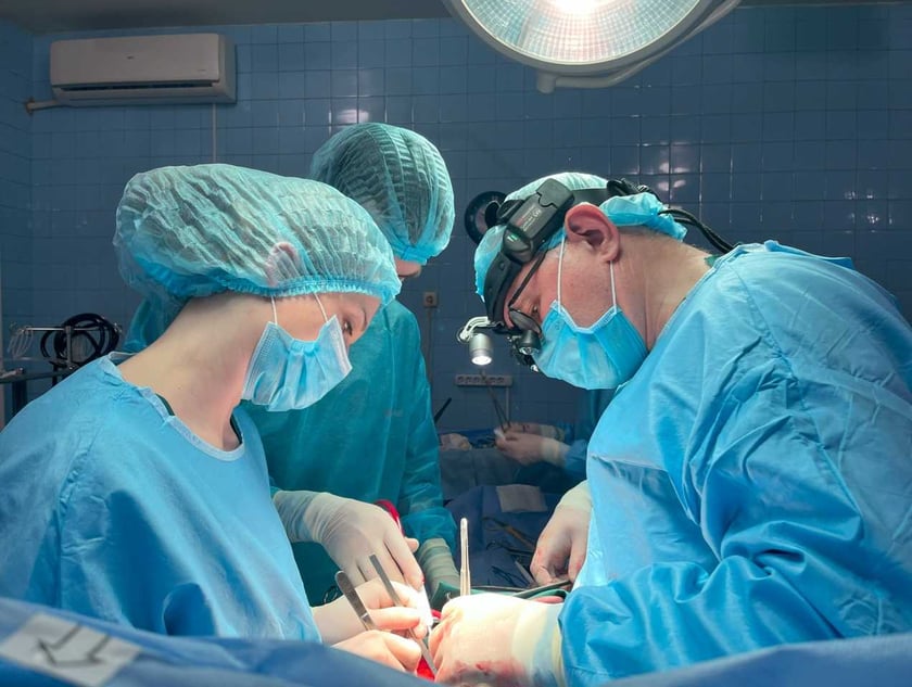 В Інституті серця зробили унікальну операцію: імплантували протез через підключичну артерію (ВІДЕО)