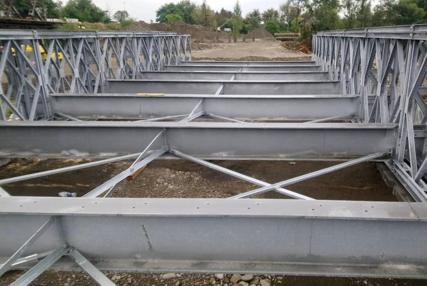 На Закарпатті встановили перші дві секції модульного мосту через річку Тересва