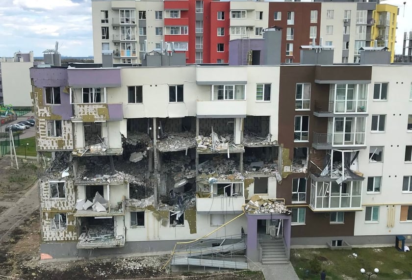 У Бучі відбудовують багатоповерхівку, що постраждала через війну (ФОТО)