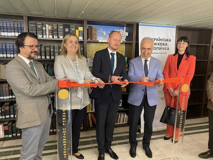 Українська книжкова поличка з’явилася у Стамбульському університеті