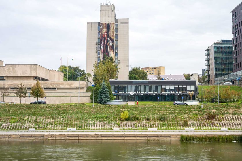 У Вільнюсі робот намалював мурал на підтримку України