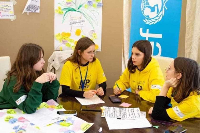 В Ірпені учениці виграли грант і створюють авторську артмайстерню