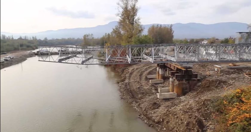 На Закарпатті монтують 45-метрову конструкцію мосту через річку Тересва (ВІДЕО)