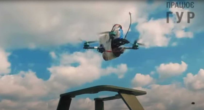 Ударний дрон ГУР залетів у прочинене вікно водія ворожого пікапа (ВІДЕО)