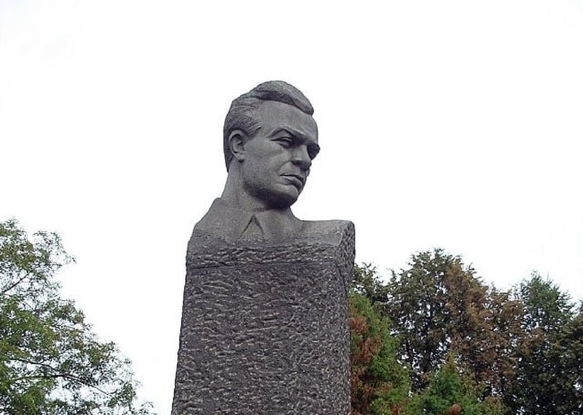 У Києві на Нивках демонтували пам’ятник більшовику Михайлу Кирпоносу