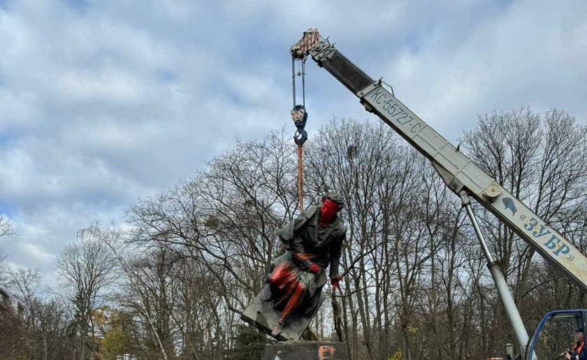 У Києві на Берестейському проспекті демонтували пам’ятник Пушкіну (ВІДЕО)