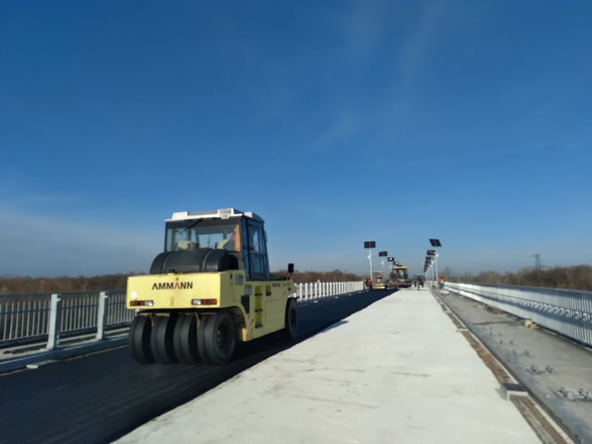 На Чернігівщині дорожники почали асфальтувати міст через річку Десна