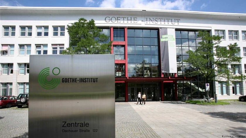 Німецький Goethe-Institut оголосив про старт проєкту «Валізка з книжками» для бібліотек: як подати заявку