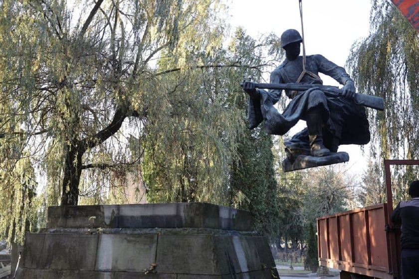 У Львові демонтували три радянські скульптури (ВІДЕО)