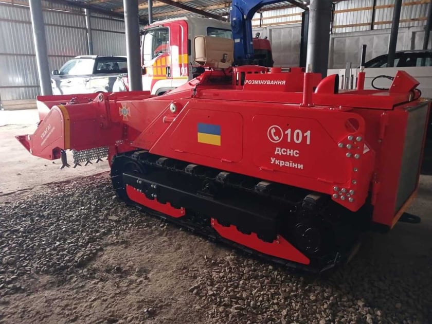 Південна Корея передала Україні 10 машин для розмінування