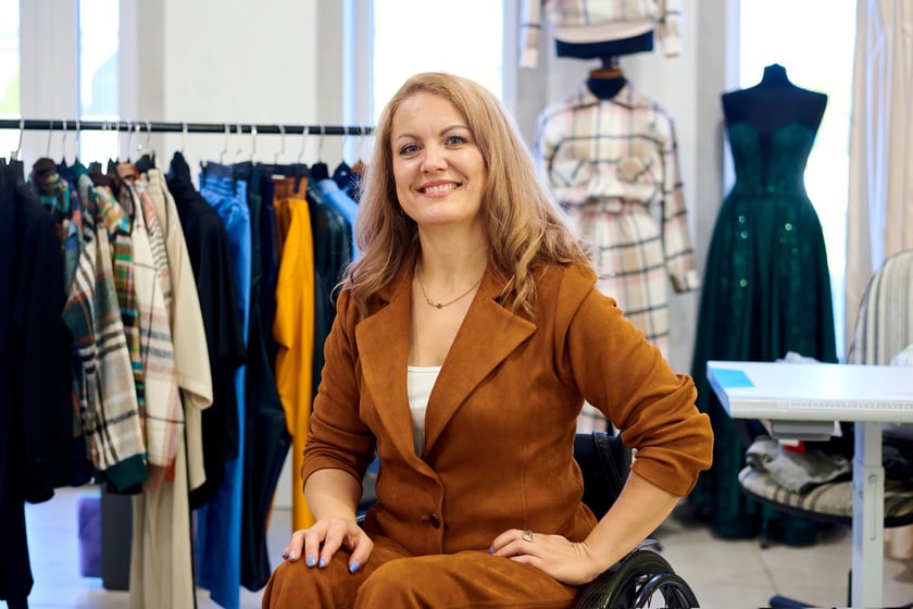 В Україні на грант створюють перший цех з пошиття адаптивного одягу для людей з інвалідністю