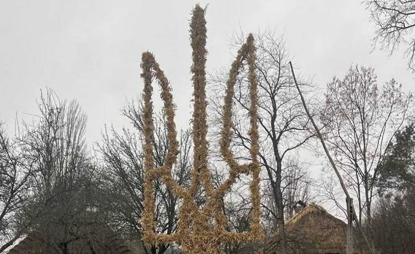 Десантник 80-ї бригади ЗСУ створив рекордний тризуб з дідухів