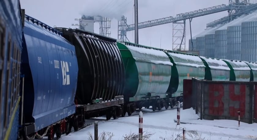 Укрзалізниця створила перший вагон-зерновоз, пристосований і до української, і до європейської колії