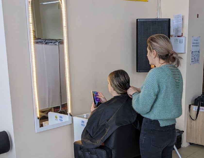 У Броварах запрацювала безплатна перукарня для переселенців