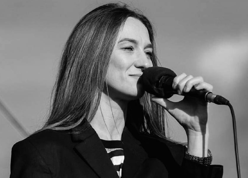 Поетеса Настасія Семенюк збирає гроші для розвитку творчих талантів дітей-переселенців