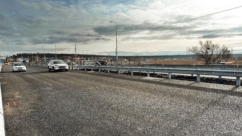 Рух мостом поблизу Гостомеля через річку Ірпінь повністю відновили