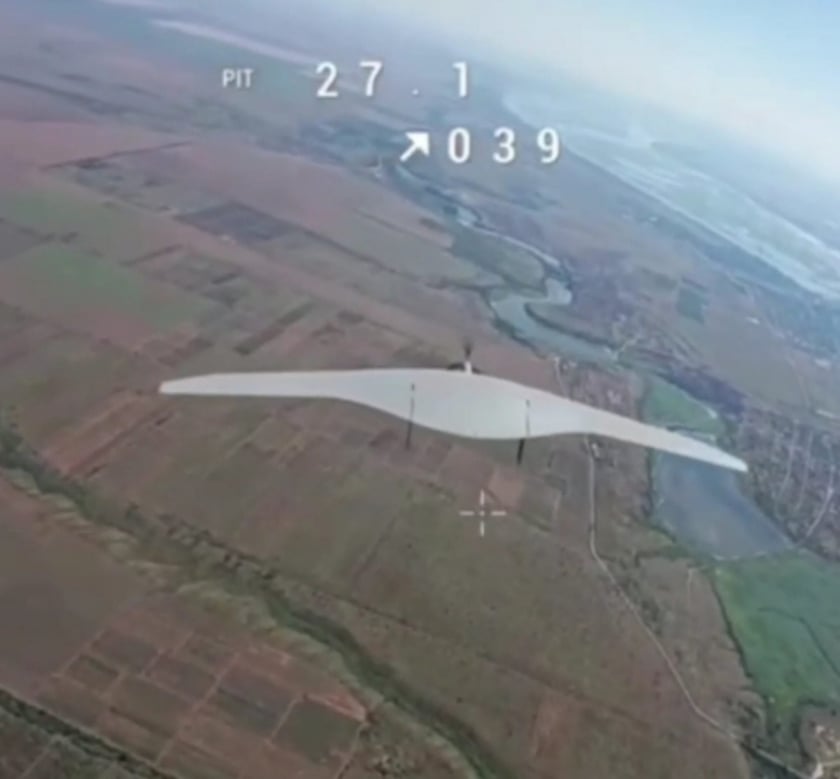 Український FPV-дрон протаранив російський БПЛА Supercam на Херсонщині