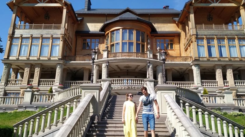 Ікони, барельєфи, люстри: рухоме майно «Межигір’я» передали в державне управління