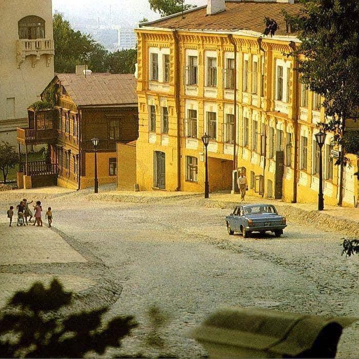 «Без жвавих натовпів та торгівлі»: як виглядав Андріївський узвіз у 70-ті роки, архівне фото