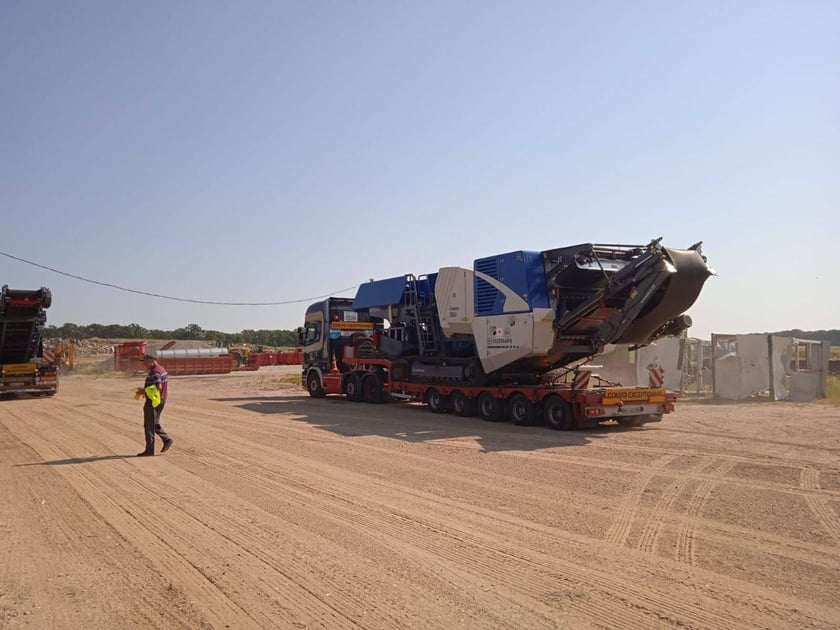 Харків отримав від Японії спецтехніку для переробки відходів пошкоджених будинків