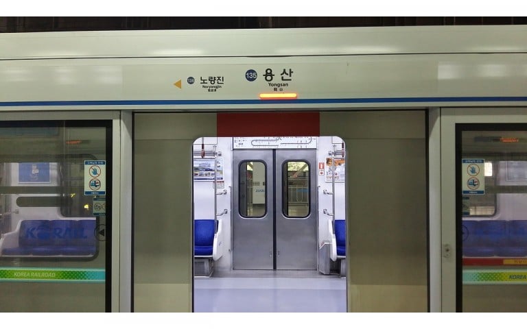 Петиція про встановлення захисних екранів у метро набрала необхідну кількість підписів: що далі