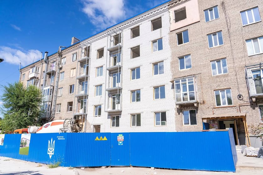 Завершується відбудова зруйнованої багатоповерхівки у Запоріжжі: фото