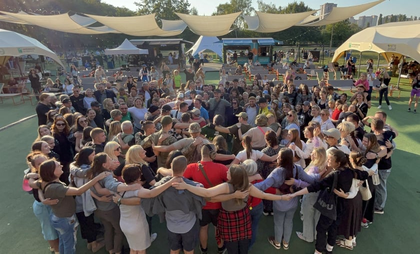 У Києві встановили рекорд найбільших обіймів із ветеранами