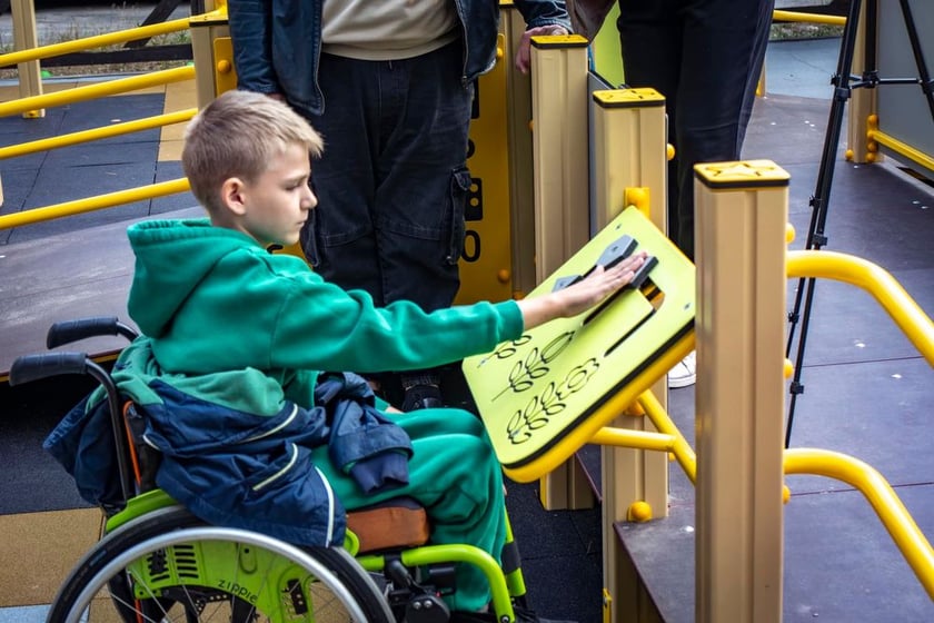 У Бучі відкрили перший інклюзивний дитячий майданчик