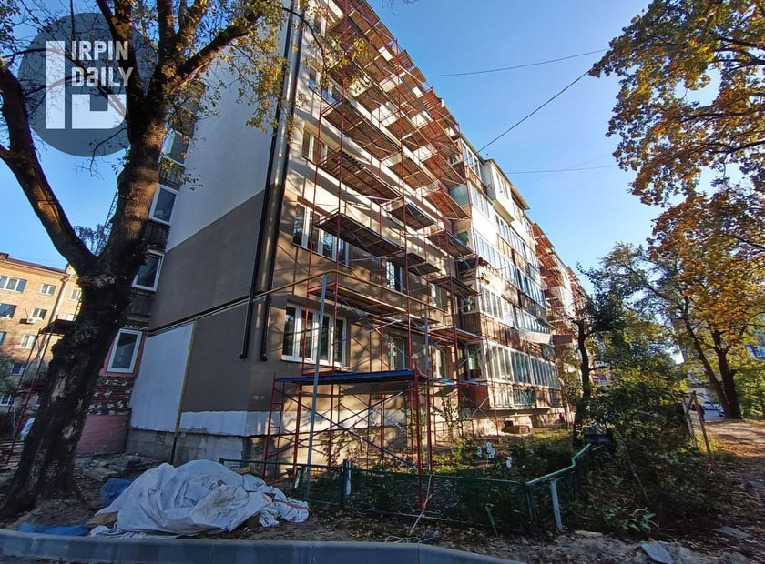 В Ірпені завершують відновлення багатоповерхівки, пошкодженої окупантами
