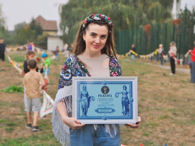 На Київщині встановили рекорд України за найдовший ланцюг з українських хустин (ФОТО)