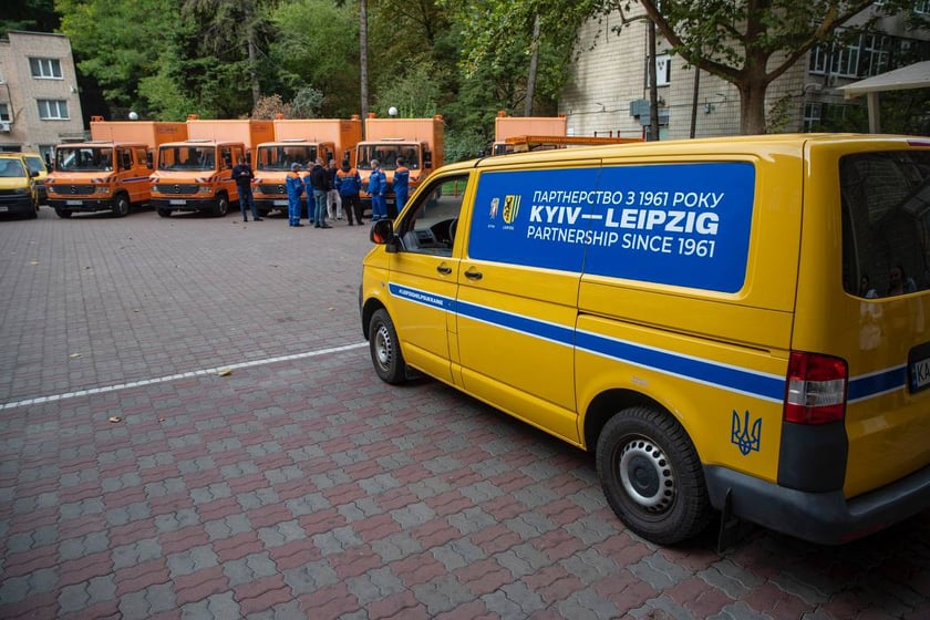 Київ отримав від міста-побратима 55 авто для комунальних служб