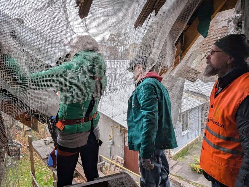 У Київській області волонтери відновлюють будинок для багатодітної родини (ФОТО)
