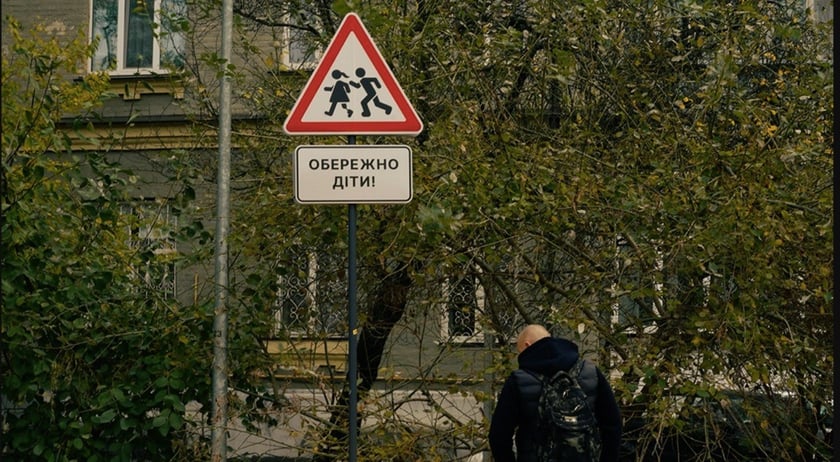 На вулицях Києва з’явилися знаки із зображенням дітей з інвалідністю: подробиці проєкту (ФОТО)