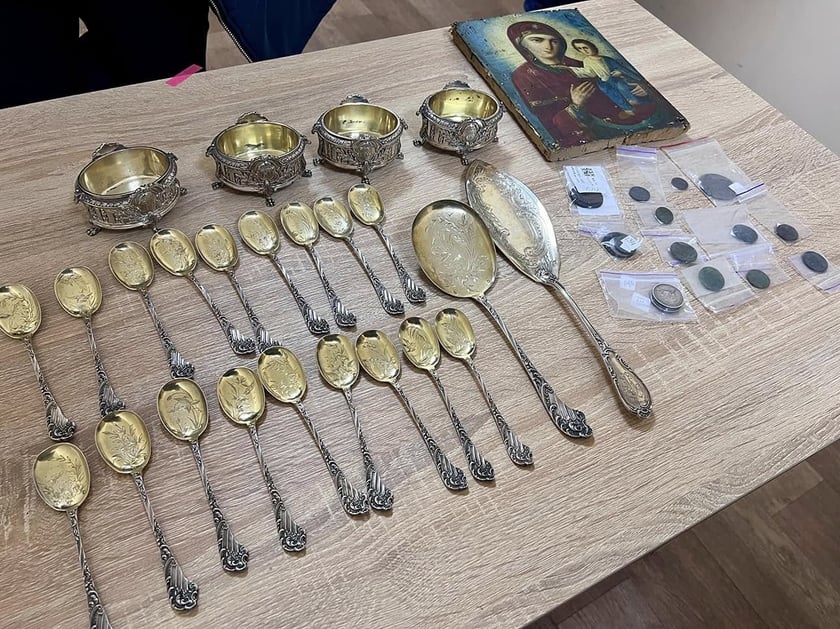 Українські митники передали 44 цінні артефакти до заповідника