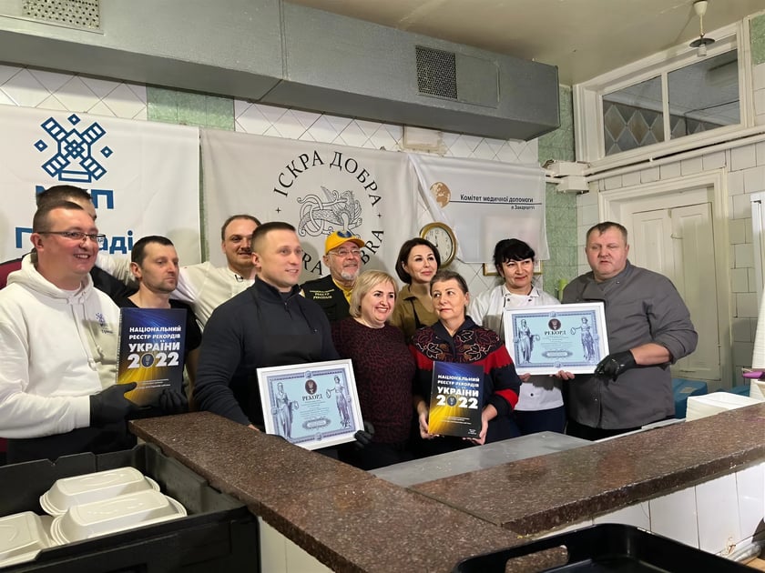 800 кілограмів «Салату єдності» приготували на Херсонщині — новий рекорд України