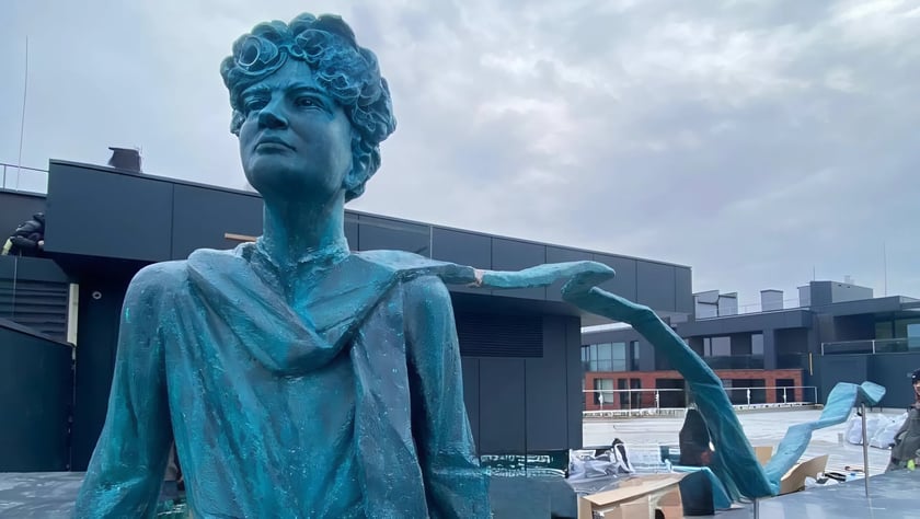 На даху будинку у Львові встановили триметрову скульптуру «Маленький принц» (ФОТО)