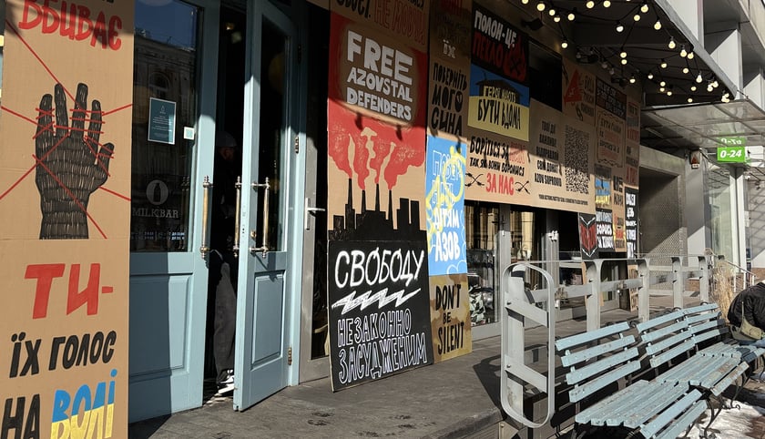 Milk Bar у Києві вкрили плакатами для підтримки полонених (ФОТО)