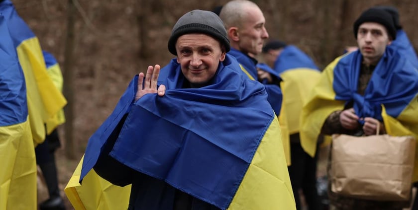 «Я скоро буду вдома!»: перші емоції захисників після повернення з полону (ВІДЕО)