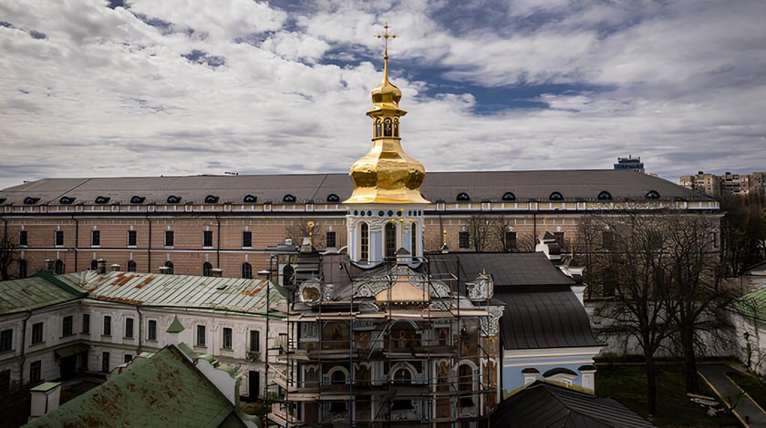 У Києво-Печерській лаврі встановили останній відреставрований хрест (ФОТО)