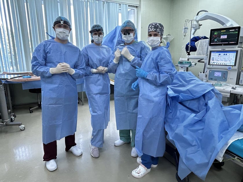 Ювелірна операція: київські хірурги видалили військовому уламок, який пройшов через очну орбіту 