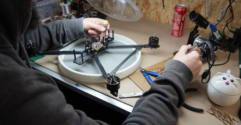 У ЗСУ використовуватимуть мобільні майстерні для ремонту дронів на фронті