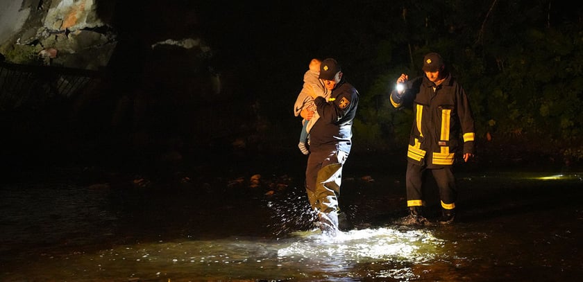 Рятувальники переправили до карети швидкої дворічну дитину через річку під мостом, що обвалився