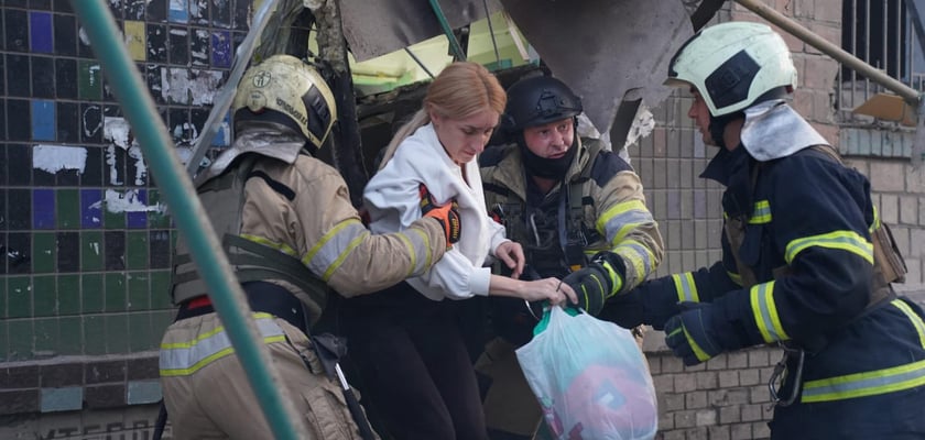 Працівники ДСНС врятували 10 людей після нічної атаки на Київ (ВІДЕО)