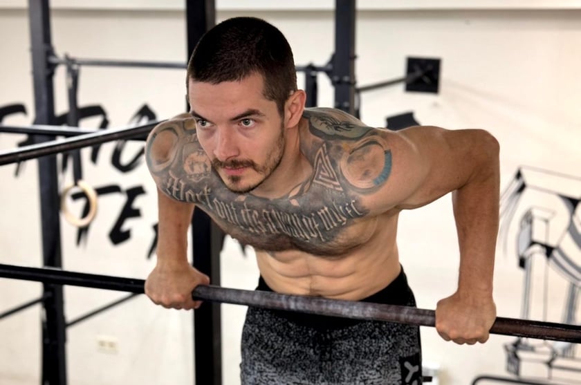 Полтавець встановив світовий рекорд із виходів на дві руки на перекладині за добу